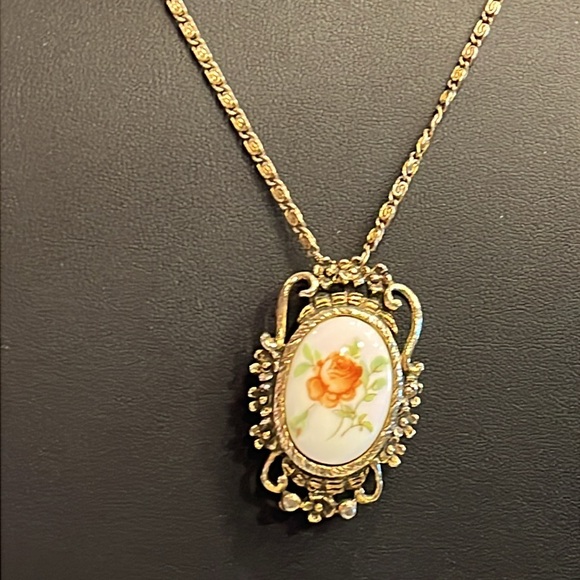 Vintage Floral Pendant & 26” gold tone chain. Can be worn as a Brooch. - Picture 3 of 14